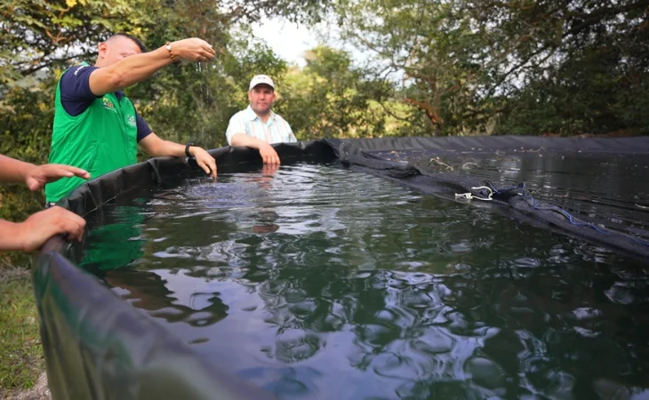 tanques australianos protegen fuentes hídricas — Tanques australianos protegen fuentes hídricas en fincas ganaderas del Huila