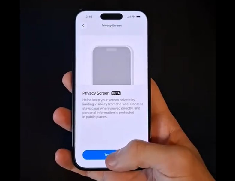 Persona sosteniendo un teléfono mostrando pantalla de privacidad en modo beta, con ajustes de seguridad.