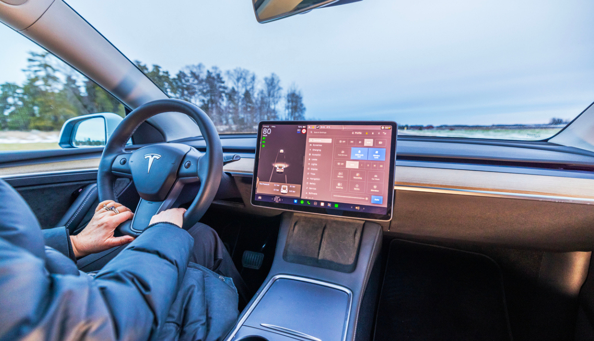 Descubre el Tesla Model 3 2026 por dentro: ¿vanguardia o ahorro de costes? - Autopista