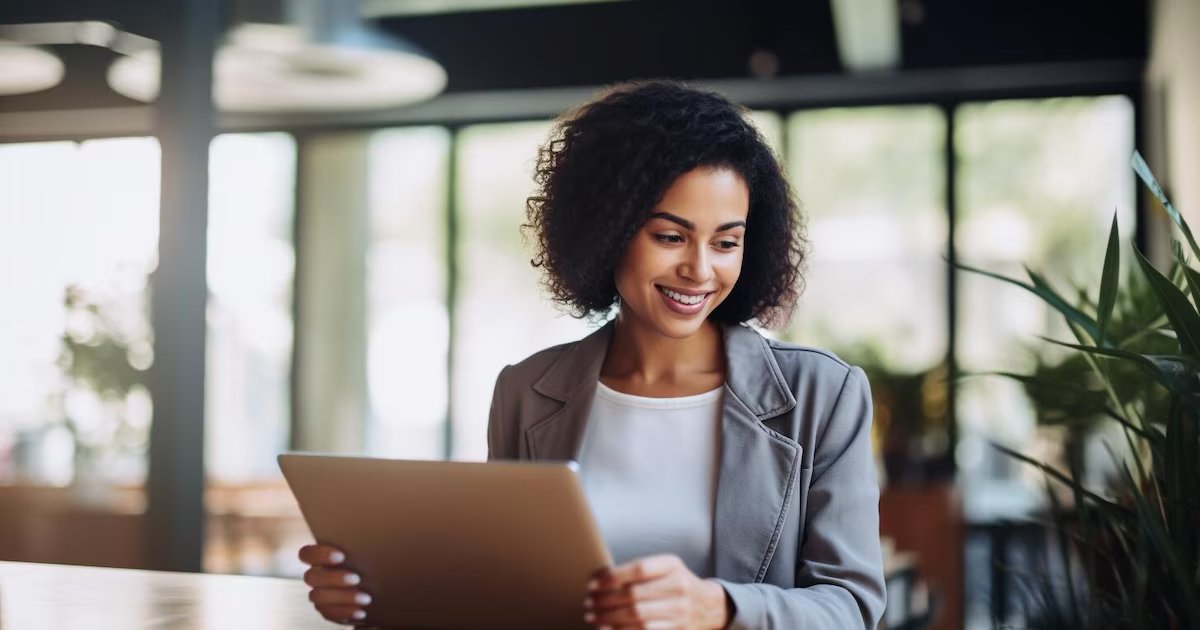 Día de la Mujer 2026: Crece la participación femenina en cursos de inteligencia artificial en Colombia