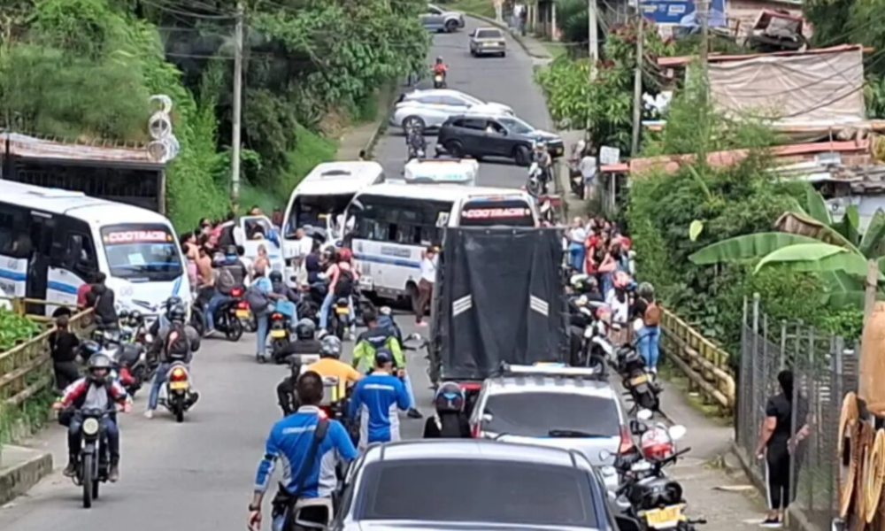 Duro accidente de tránsito en Quindío: dos busetas intermunicipales se estrellaron de frente y hay decenas de heridos