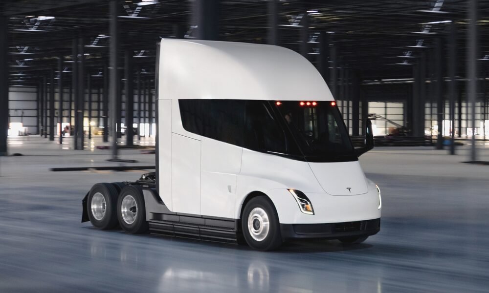 El Tesla de 37 toneladas y 800 km de autonomía tiene, por fin, posible fecha de llegada a Europa