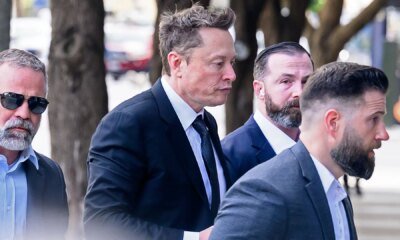 Elon Musk evita las cámaras antes de testificar por Twitter con un Tesla como señuelo