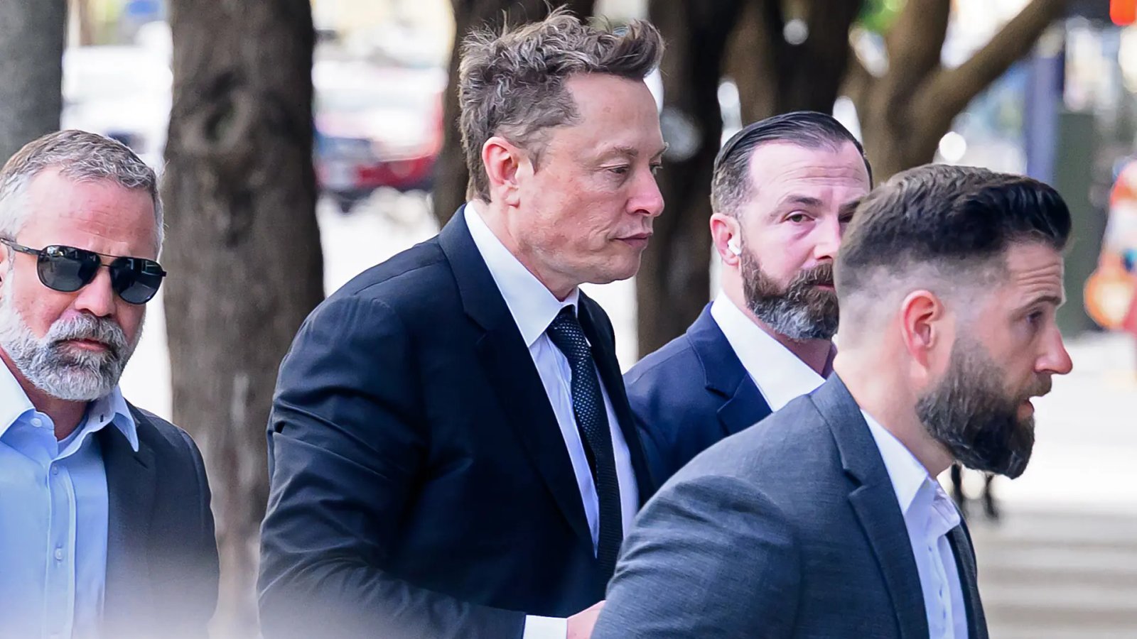 Elon Musk evita las cámaras antes de testificar por Twitter con un Tesla como señuelo