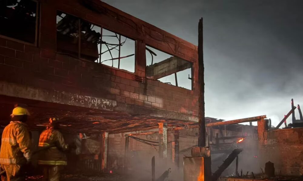 En video: voraz incendio en restaurante de Las Flores, Barranquilla; bomberos lograron controlarlo