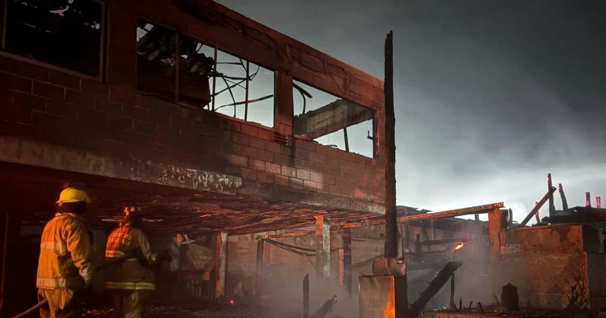 En video: voraz incendio en restaurante de Las Flores, Barranquilla; bomberos lograron controlarlo