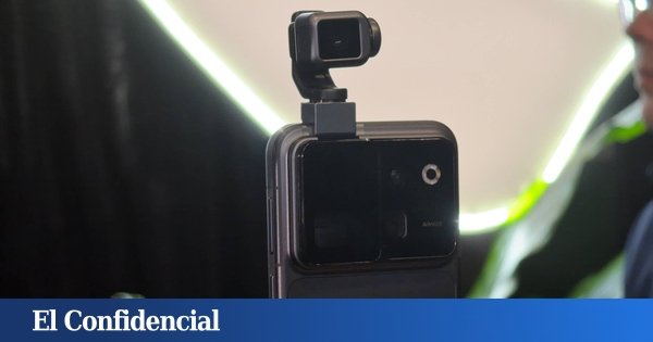 Este móvil con brazo robótico no es broma. Y muestra el delirio de lograr el iPhone de la IA