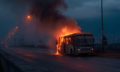 Incendio destruyó totalmente un bus intermunicipal y paralizó el tráfico en importante vía del Eje Cafetero