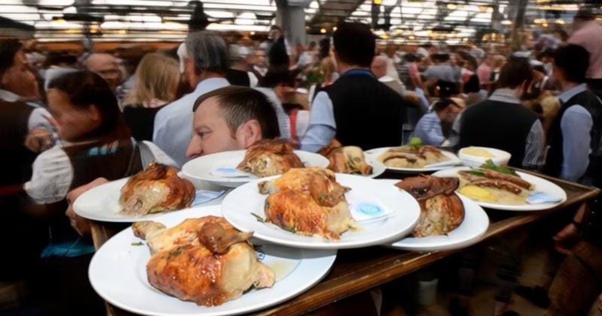 Incremento del salario mínimo hizo que el precio del pollo asado se encareciera: así está el índice según informe