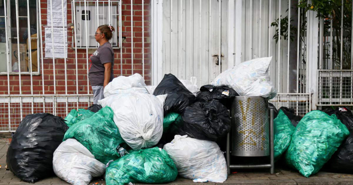 La basura desborda a Bogotá: 23.400 puntos de arrojo clandestino y solo 16% de residuos aprovechados