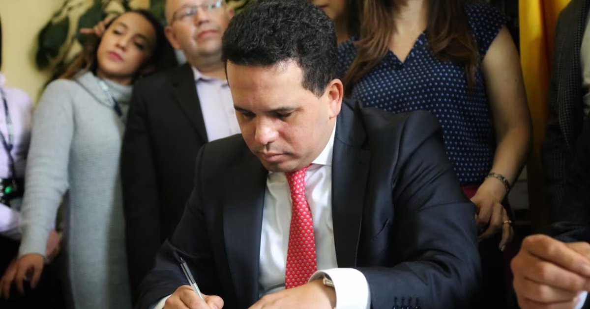 Los vínculos políticos detrás del escolta detenido con $145 millones: así aparece Carlos Trujillo en el caso