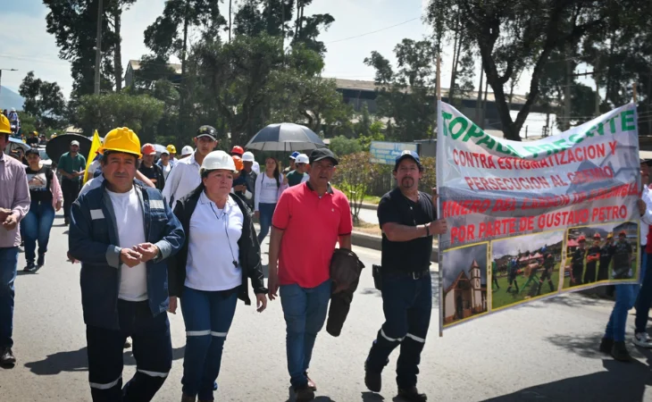 Paro minero bloquea vía de Puerto Libertador en Córdoba: mineros piden diálogo con el Gobierno
