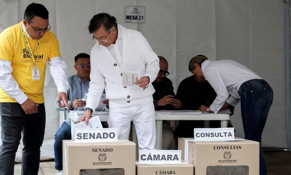 Polémica por imagen de Gustavo Petro votando las consultas internas