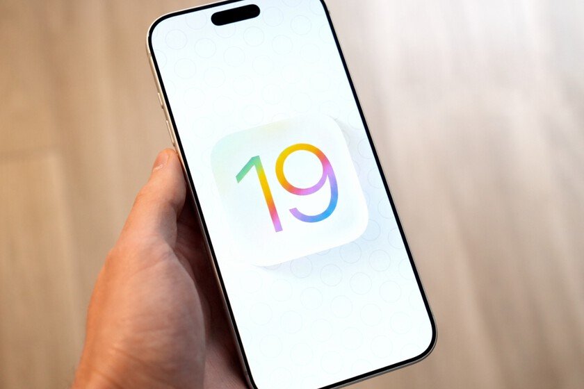 Sale a la luz un iPhone con iOS 19, el sistema operativo que nunca llegó a existir. Incluso deja pistas sobre lo que preparan para iOS 27