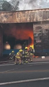 incendio en Dosquebradas — Incendio en Dosquebradas: bodega de aceites se quema y cierra vía El Pollo