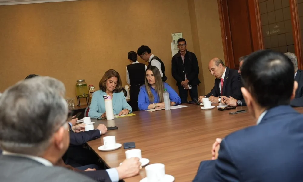 exministros de defensa y generales — Cinco exministros de defensa y 32 generales respaldan candidatura de Paloma Vale