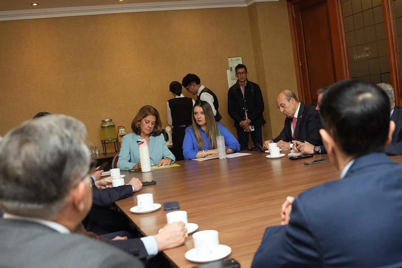 exministros de defensa y generales — Cinco exministros de defensa y 32 generales respaldan candidatura de Paloma Vale