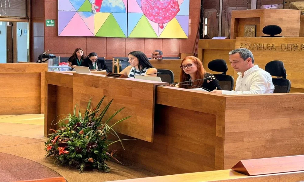 declaratoria persona no grata Cepeda — Asamblea de Antioquia declara persona no grata a Iván Cepeda por estigmatizar la