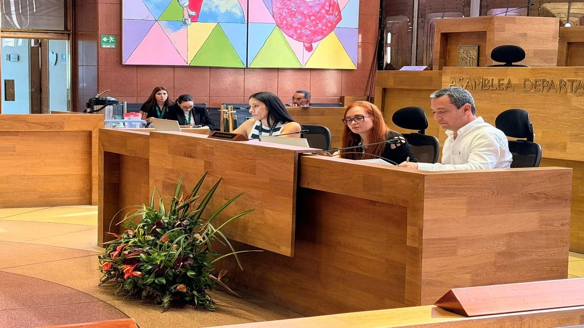 declaratoria persona no grata Cepeda — Asamblea de Antioquia declara persona no grata a Iván Cepeda por estigmatizar la