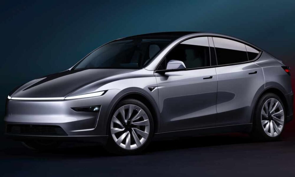 Vista frontal de tres cuartos del nuevo Tesla Model Y plateado en Colombia, destacando su rediseño aerodinámico y la nueva barra de luz LED continua frontal.
