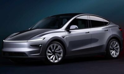 Vista frontal de tres cuartos del nuevo Tesla Model Y plateado en Colombia, destacando su rediseño aerodinámico y la nueva barra de luz LED continua frontal.