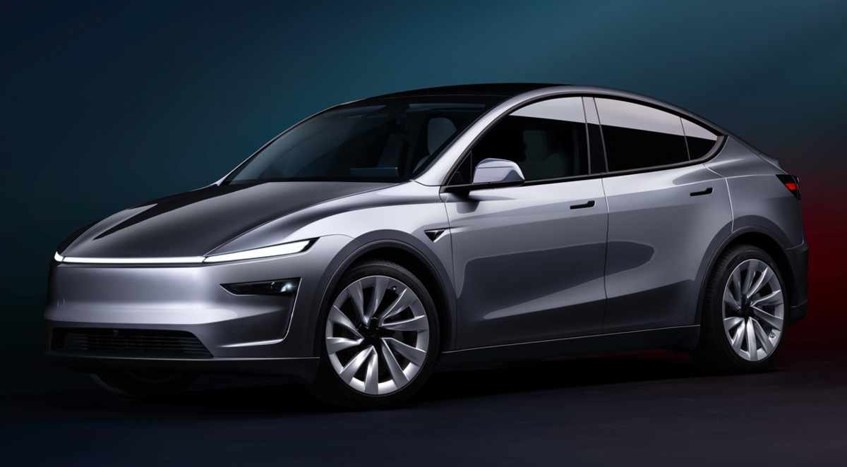 Vista frontal de tres cuartos del nuevo Tesla Model Y plateado en Colombia, destacando su rediseño aerodinámico y la nueva barra de luz LED continua frontal.