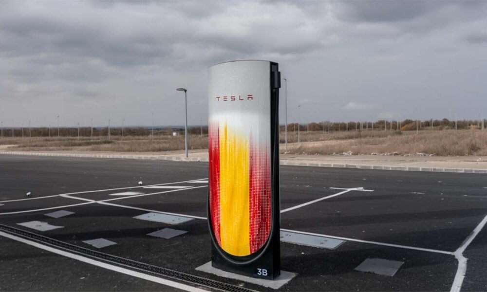 El Supercharger número 1.000 de Tesla en España tiene un diseño especial con la bandera española.