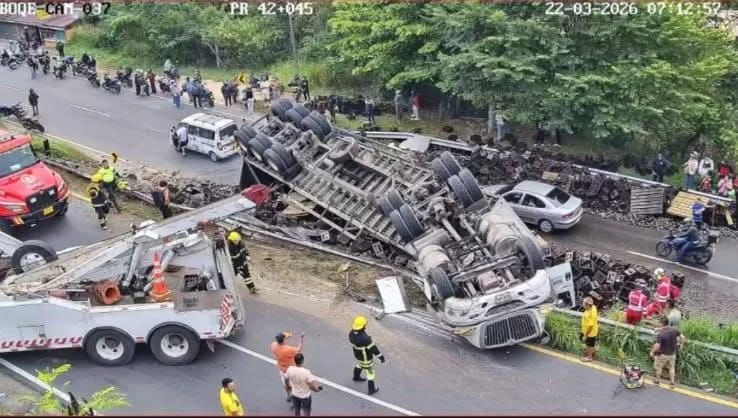 volcamiento de tractomula — Volcamiento de tractomula en túnel Sumapaz genera congestión en vía Bogotá-Girar