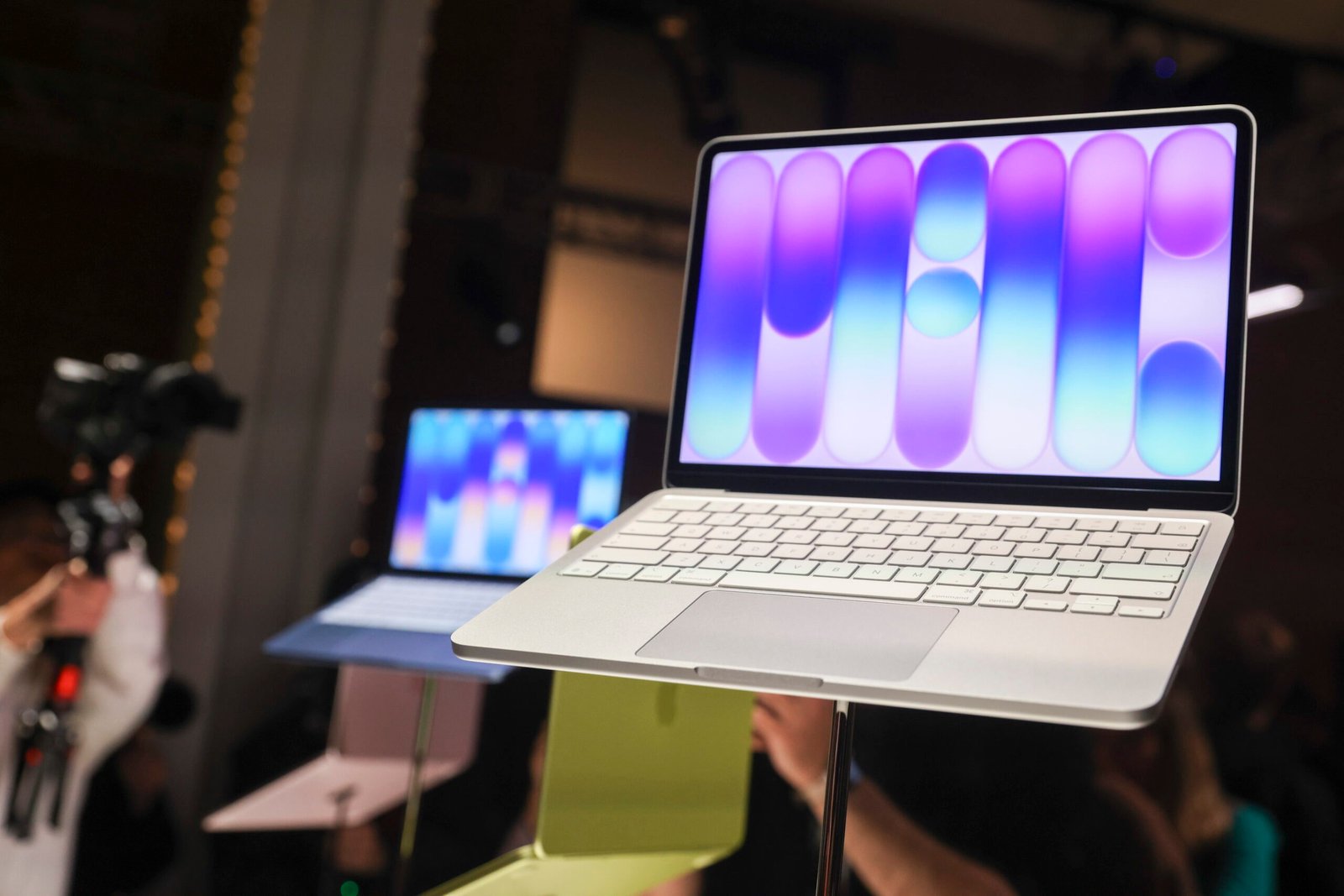 Apple lanza el MacBook Neo y el iPhone 17e: cuánto costarán y qué características tienen