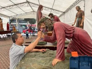 trabajo detrás de cámaras de la Semana Santa — Jesús María Betancourt: El Trabajo Invisible de la Semana Santa en Colombia