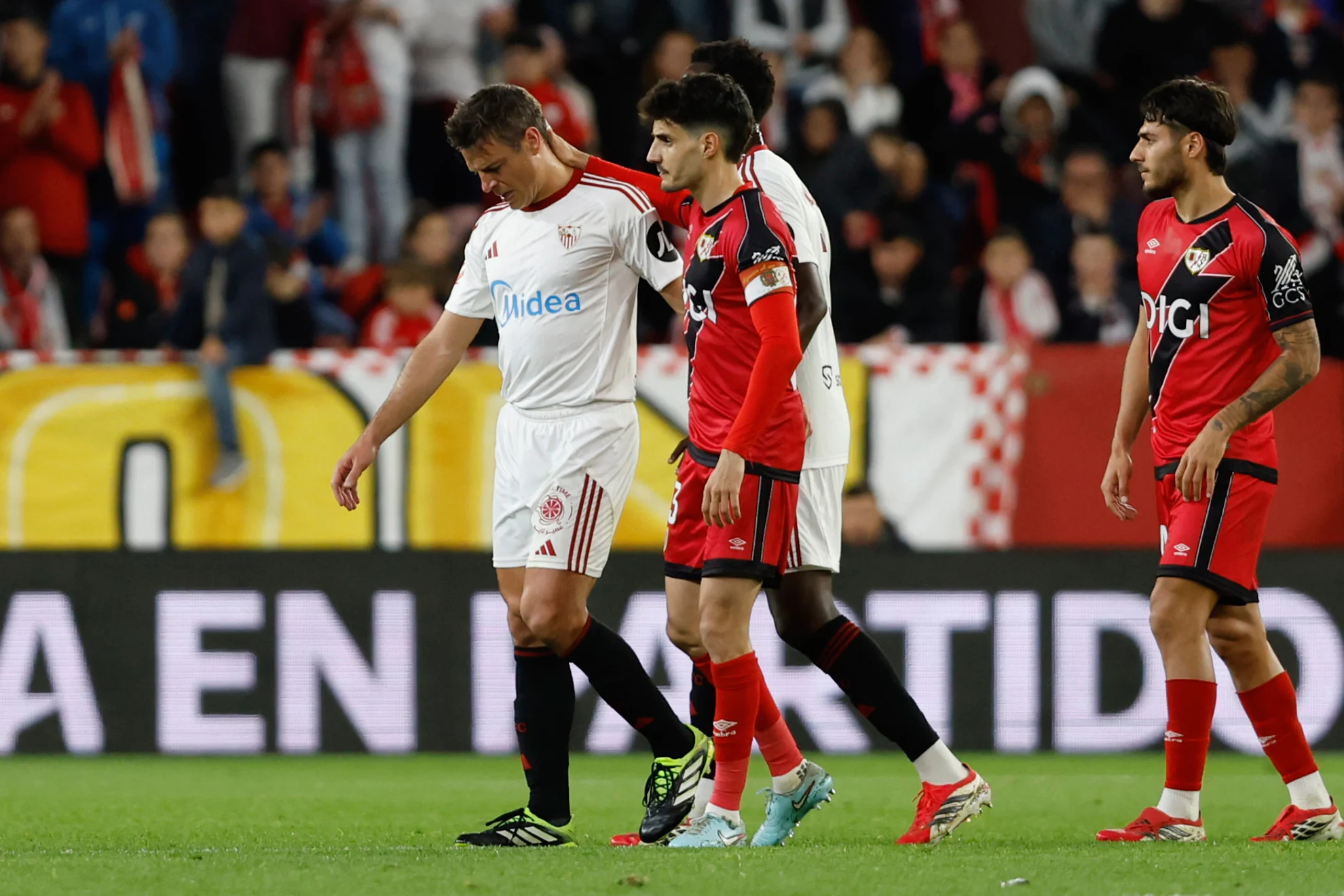 lesión Azpilicueta Sevilla — Lesión Azpilicueta Sevilla: Defensa sufre rotura de aductor y se perderá partido