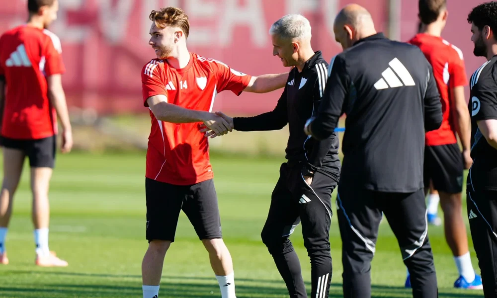 Peque vuelve a entrenar Sevilla — Peque se reintegra al Sevilla tras superar lesión de tobillo