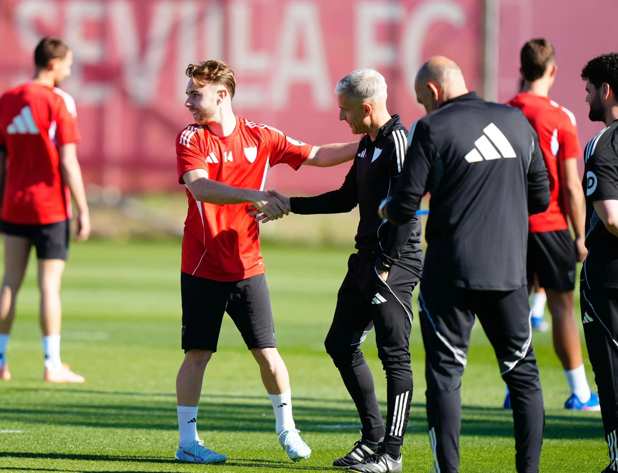 Peque vuelve a entrenar Sevilla — Peque se reintegra al Sevilla tras superar lesión de tobillo