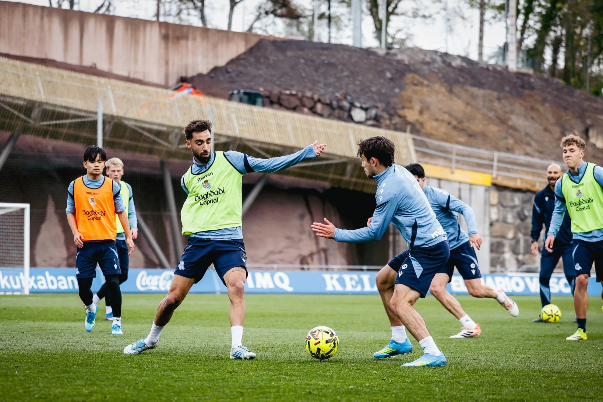 Take Kubo regresa convocatoria — Real Sociedad recupera a Take Kubo después de dos meses de lesión