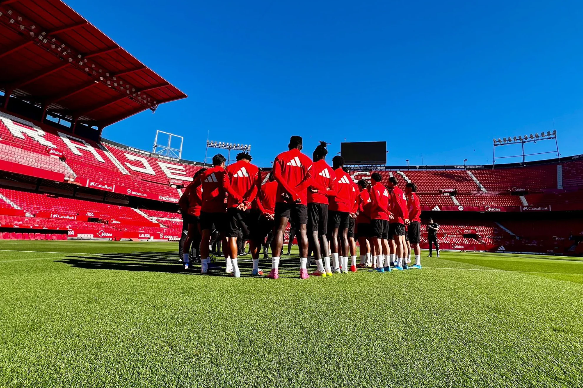 Azpilicueta y Agoumé ausencias — Azpilicueta y Agoumé no entrenan antes del viaje del Sevilla a Oviedo