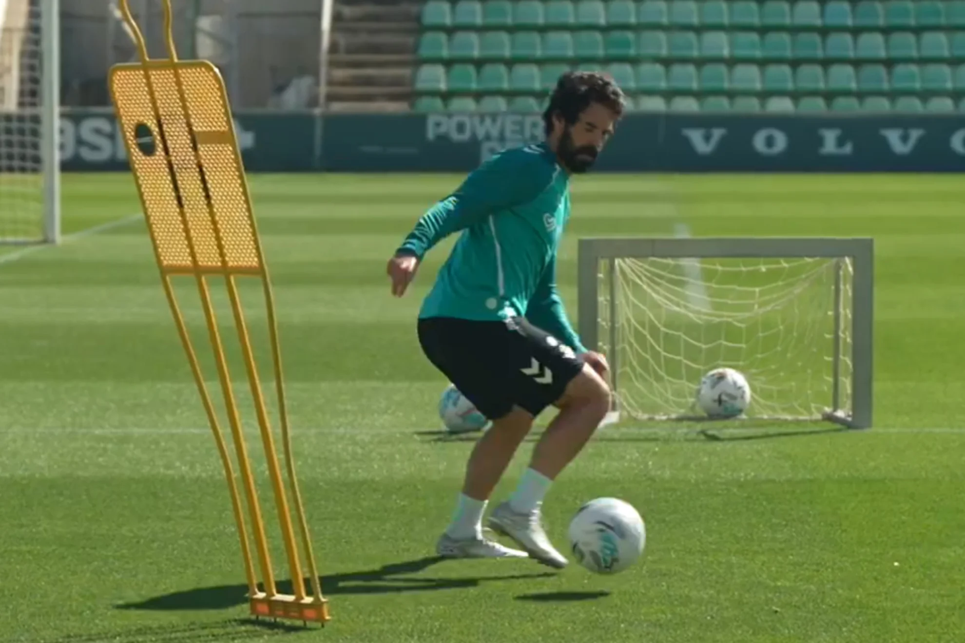 recuperación de Isco Alarcón — Isco Alarcón acelera su recuperación: trabajo con balón en el Betis