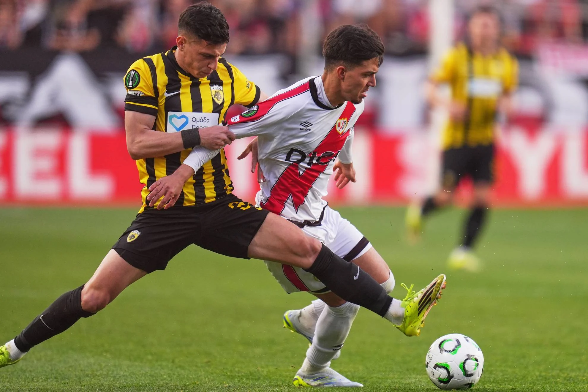 cánticos racistas Ilias — Ilias se Pronuncia sobre Cánticos Racistas en Cornellá