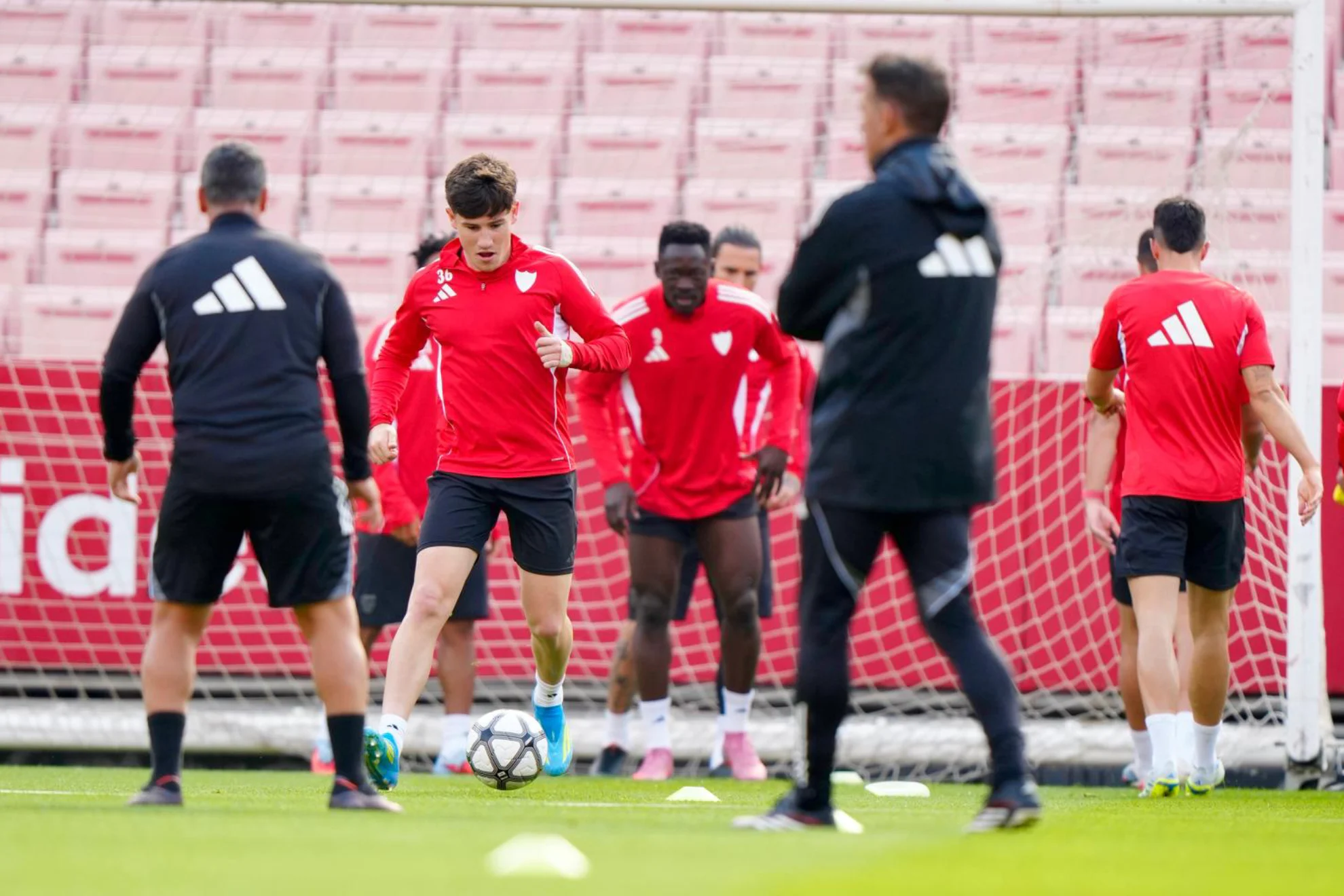 Antonio Cordón Sevilla — Antonio Cordón Sevilla: Presencia Clave en Entrenamiento Pre-Atlético