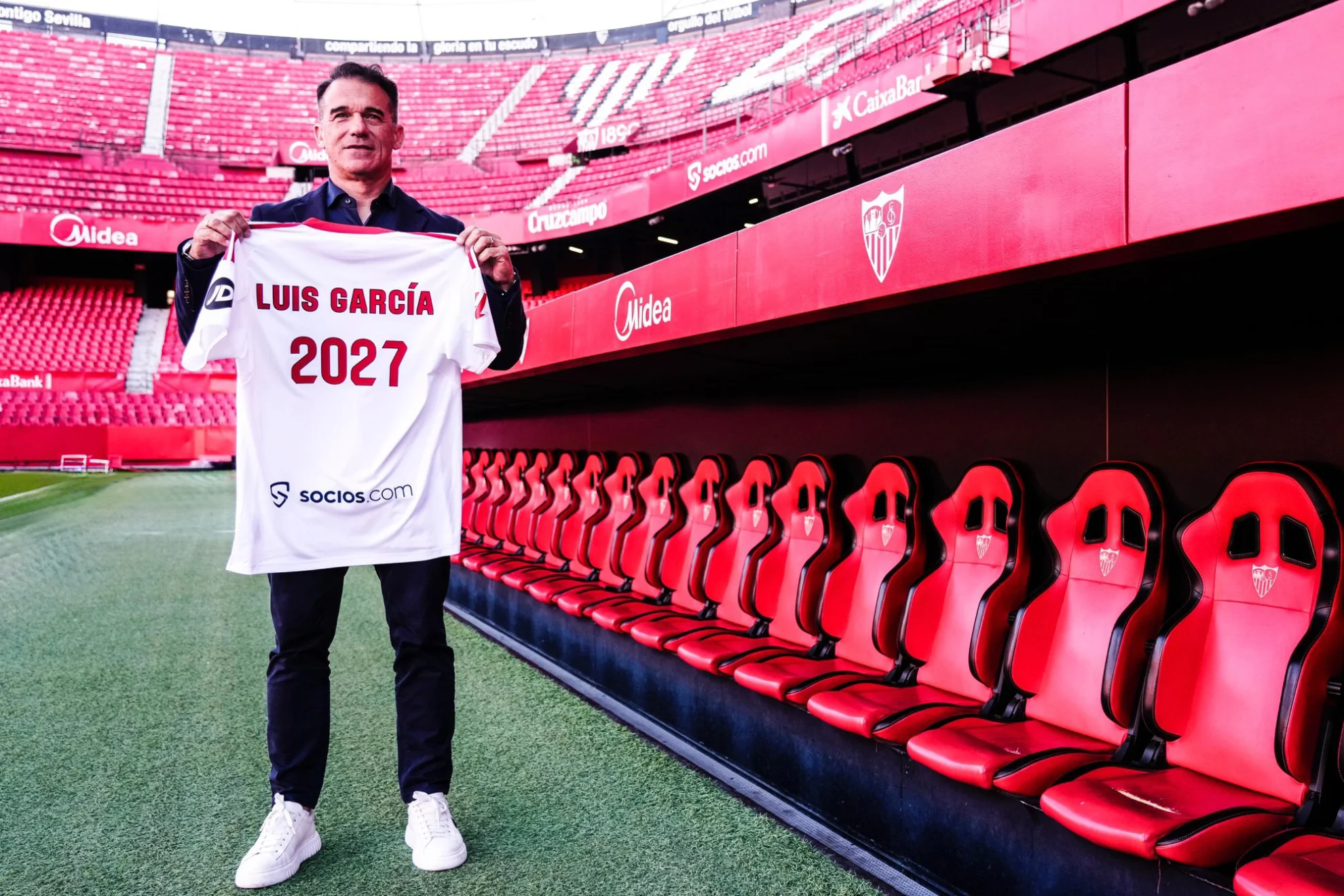 Cambio banquillo Sevilla — Cambio banquillo Sevilla: García Plaza rompe tradición en el Sánchez-Pizjuán