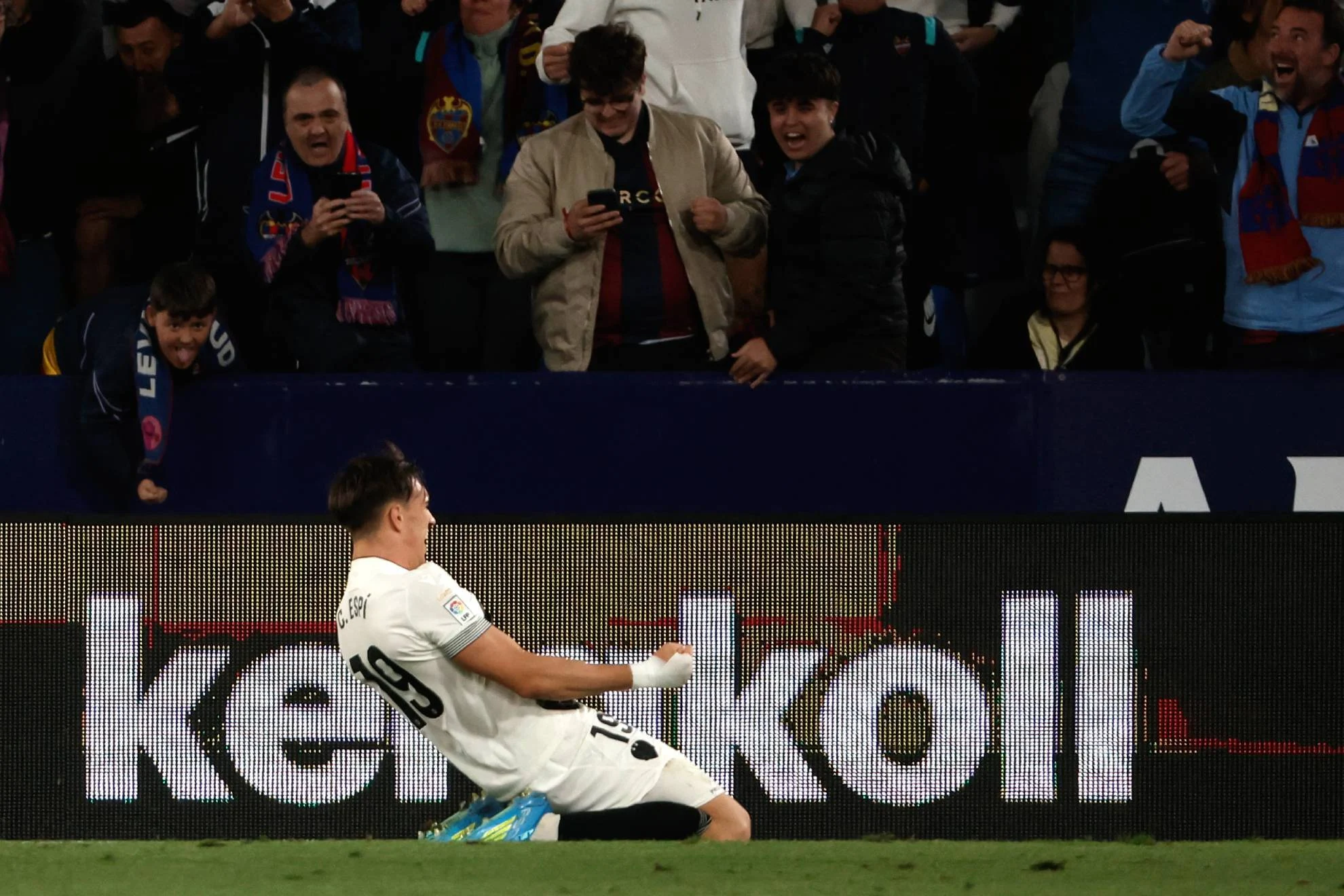 Racha Carlos Espí — La Racha Carlos Espí Impulsa al Levante hacia la Consolidación