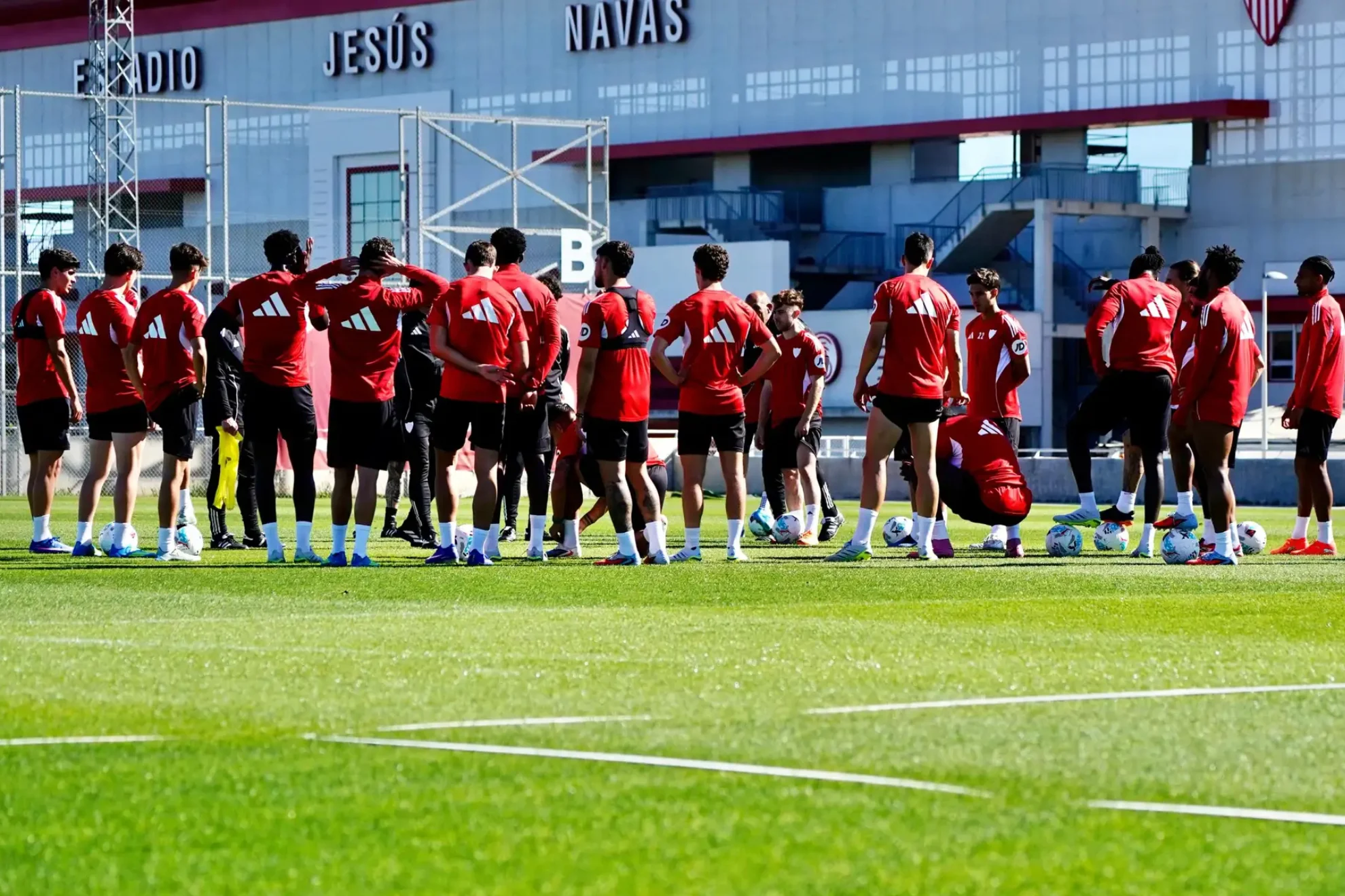 baja Joan Jordán — Joan Jordán, ausente en entrenamiento del Sevilla por proceso gastrointestinal