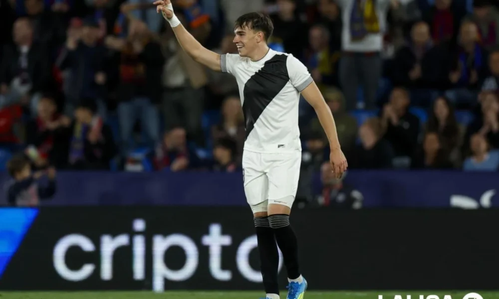 Carlos Espí nominado sub-23 — Carlos Espí nominado sub-23: el Levante destaca a su joven promesa en LaLiga