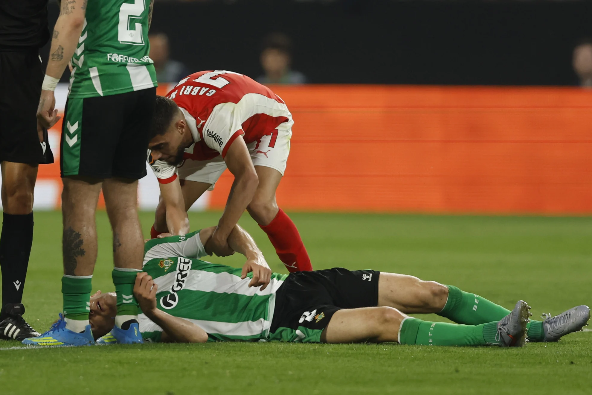 Críticas arbitraje Betis — Críticas arbitraje Betis: Diego Llorente cuestiona decisión clave en Europa Leag