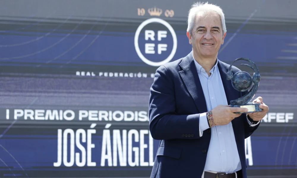Manolo Lama premio RFEF — Manolo Lama Recibe I Premio RFEF de Periodismo Deportivo en Sevilla