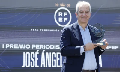 Manolo Lama premio RFEF — Manolo Lama Recibe I Premio RFEF de Periodismo Deportivo en Sevilla