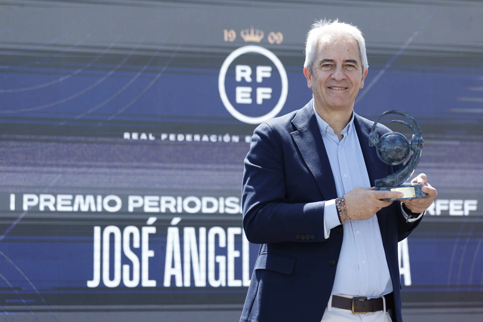 Manolo Lama premio RFEF — Manolo Lama Recibe I Premio RFEF de Periodismo Deportivo en Sevilla