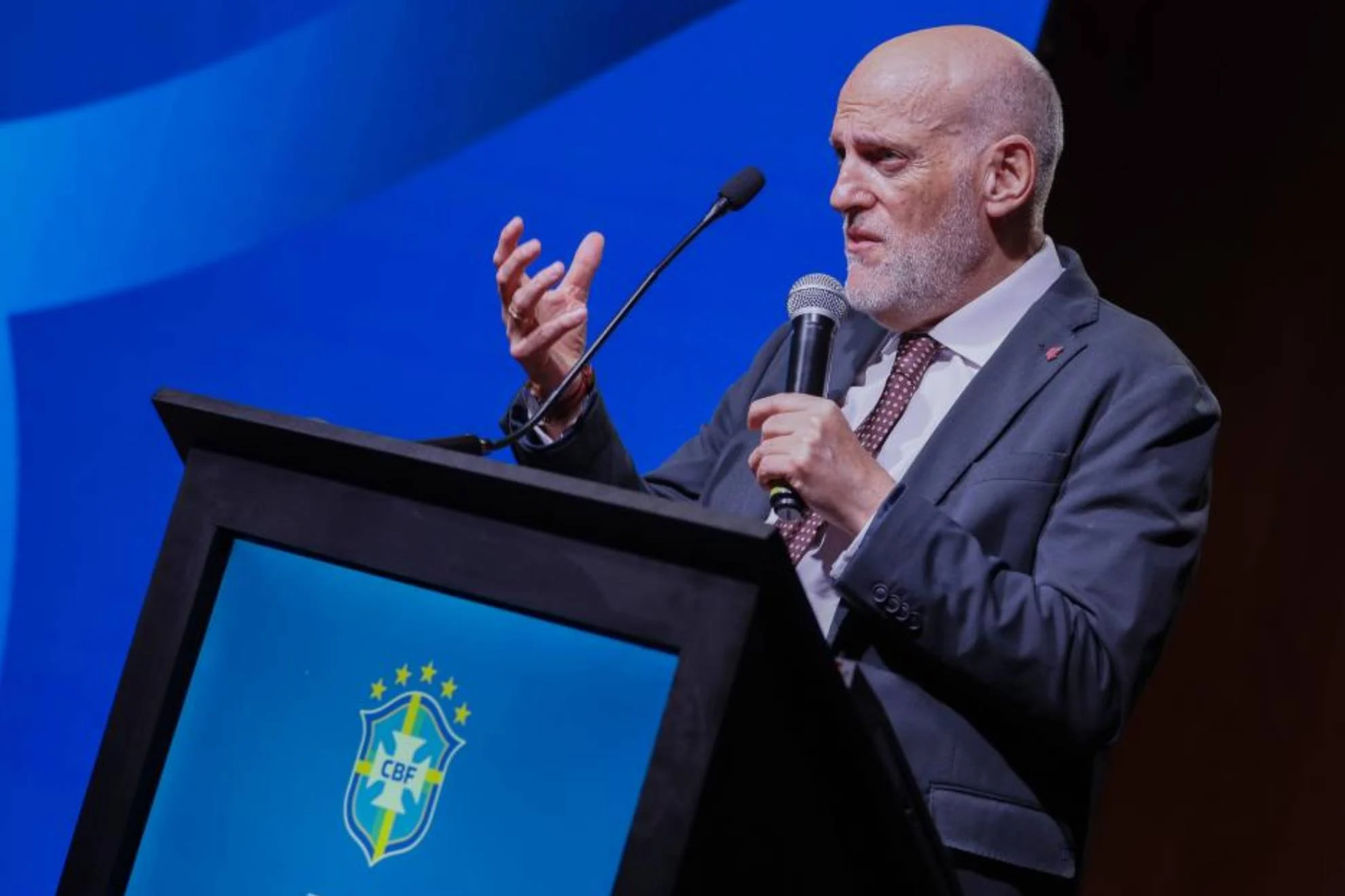 Tebas pitos himno — Tebas pitos himno: Presidente de LaLiga rechaza desaprobación en eventos deporti