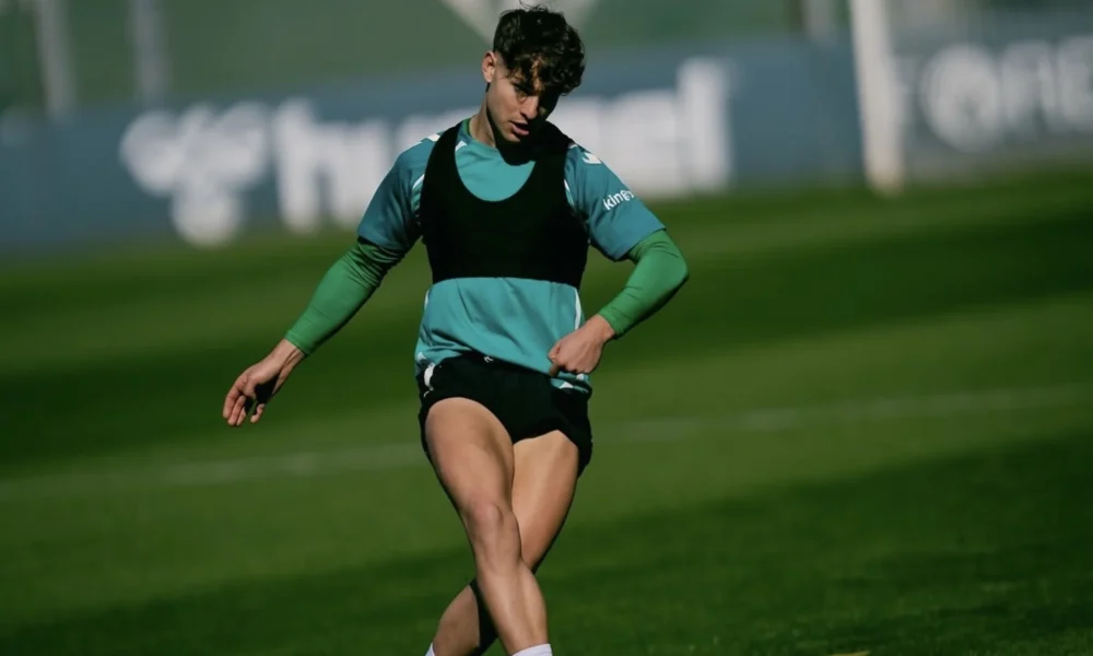 Ángel Ortiz Betis — Ángel Ortiz Betis: El lateral regresa a entrenamientos y alivia al equipo