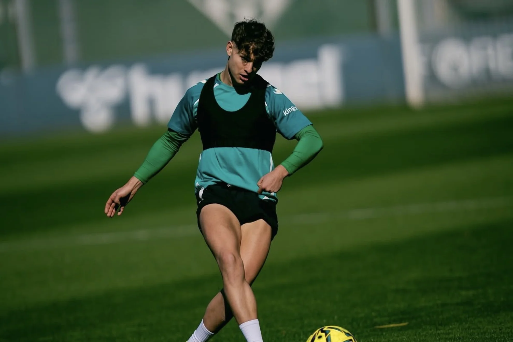 Ángel Ortiz Betis — Ángel Ortiz Betis: El lateral regresa a entrenamientos y alivia al equipo