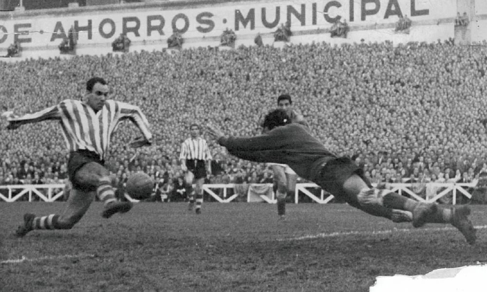 cuadro Las — El Cuadro "Las Botas de Zarra": Un Legado del Fútbol Español Sale a la Venta